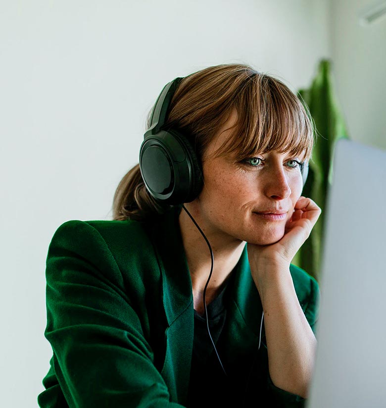 mujer con auriculares
