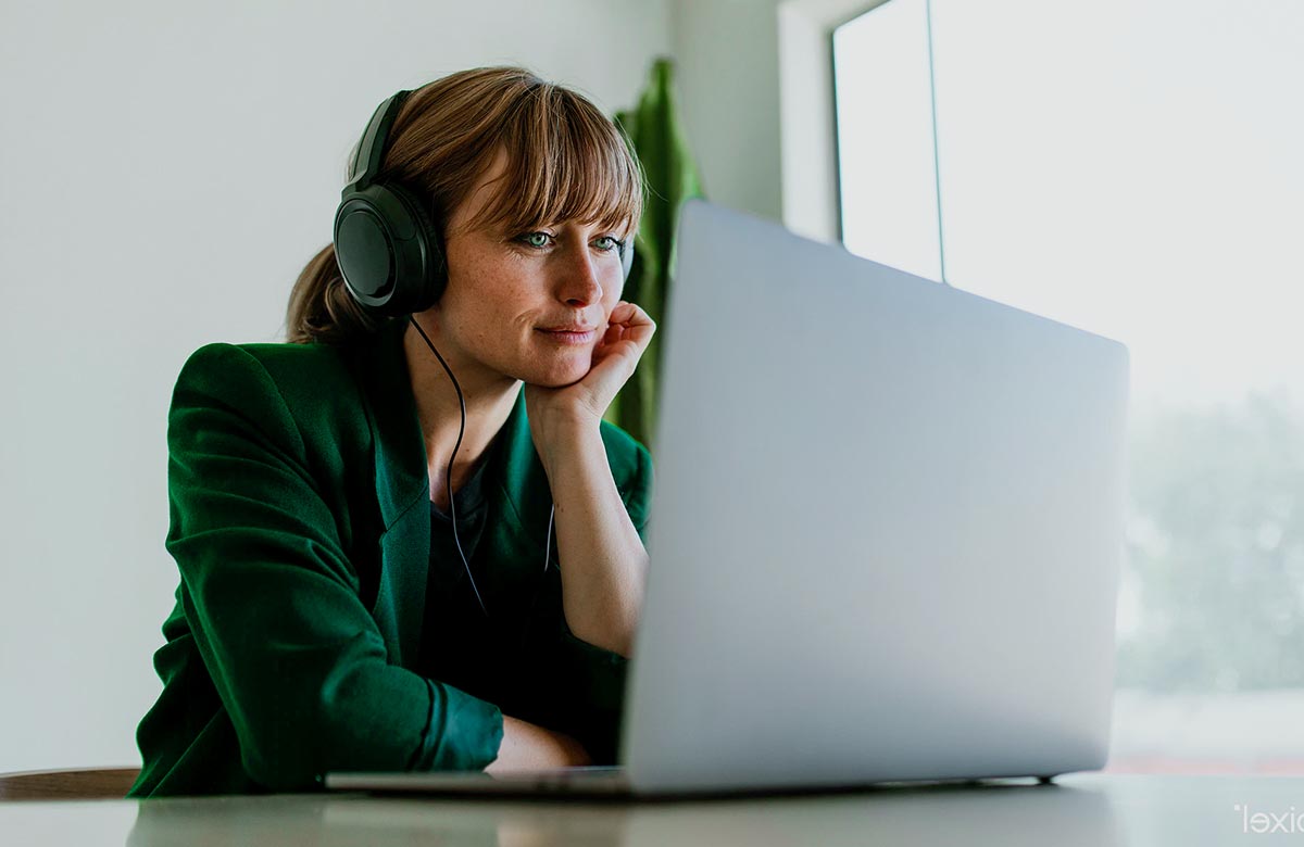 mujer con portátil y auriculares