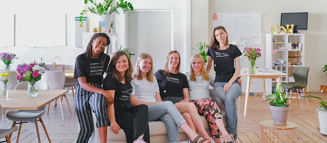 grupo de mujeres sentadas en un sofá